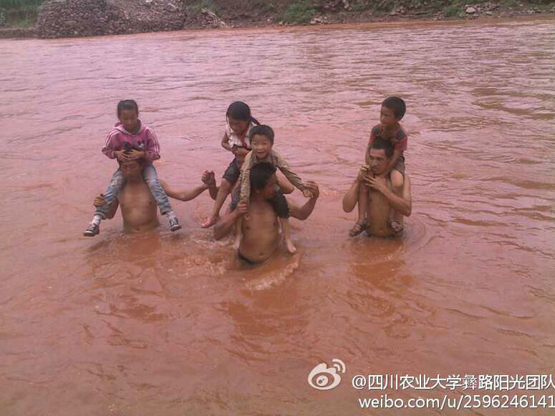 7��17�����Ĵ��r(n��ng)�I(y��)��W(xu��)����·ꖹ⡱�F(tu��n)�(du��)����������ɽ��ϲ�¿h�ɺӿ��(zh��n)�_չ֧�̻�ӡ��ɺӿ��(zh��n)��̎ƫƧ��ȫ��ĺ���ÿ�춼Ҫ���Ѓɂ�(g��)��С�r(sh��)�όW(xu��)��;����Ҫ���^һ�l30�׌��ĺ������D������W�����Ӷ��^�R����ĺ�����