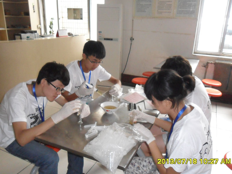 7��27�������ϴ�W(xu��)���YԴ�ɡ����������(sh��)�`���(du��)���_(d��)��һ����(sh��)�`�ء����ĳ����(du��)�T���R��ͣ��ǰ����һ��ȡ���c(di��n)�M(j��n)��ȡ�ӹ������D���(du��)�T���ڌ�200ml�Ę�Ʒ�b�M(j��n)20��С������ԇ��ƿ����