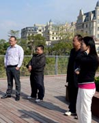 網(wǎng)友參觀晉陽湖　　晉陽湖項目原投資計劃為2.2億元，區(qū)域內(nèi)五座橋為景觀橋。為完善其功能，強化景觀提升效果，對部分項目進行了優(yōu)化、提升，包括將區(qū)域內(nèi)五座景觀橋改為市政橋并新增兩座市政橋。