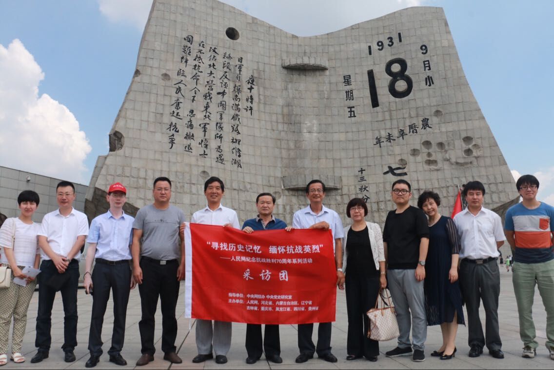 11�����磬����W(w��ng)�����߿���(zh��n)·�����L�F(tu��n)��(l��i)�����(y��ng)���š�һ�ˡ��o(j��)���^���^���L�����L�F(tu��n)�ɆT�ڡ��š�һ����׃�����v��ǰ��Ӱ����ꑼӽ� �z��