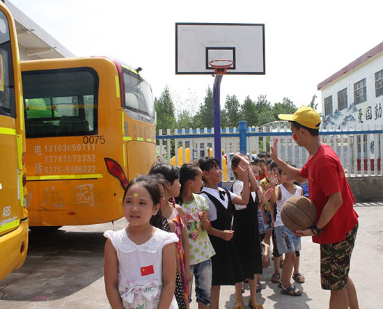 ���Ϲ��I(y��)��W��(j��ng)���Q(m��o)�׌WԺ����ϵ�P�h�������ж�������������`꠵�����ʡƽ�ɽ���P�hѦ���(zh��n)���Ӝϴ���ӢС�W�_չ֧�̻�����e�k��ӢС�W��һ��Ȥζ�\�ӕ���׌�W���w���W��ƥ�˾������D��־Ը�߽o�W���ĄŃ����͡�