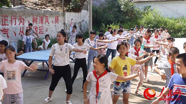 ���ϿƼ���W(xu��)��һ��һ·���x��(w��)֧���c����(zh��n)��ؚ�{(di��o)�Ќ�(sh��)�`�F(tu��n)��������ꖿh��¹ɽ�(zh��n)�u�ŸG���_չ�x��(w��)֧�̺ͷ�ؚ�{(di��o)�У��D��־Ը�߽̺��ӂ�̫�Oȭ�����F(tu��n)�(du��)�ṩ��