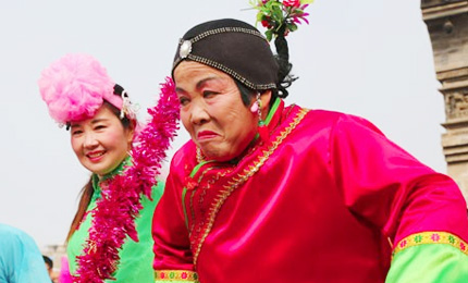 ���՝}�ϴ����һ���׻�Ӿ��ʼ������L(f��ng)茹�����������������Ť������2��16���������һ�@�����}�Ͽh�e�����S����ʵĽ��^�Ļ���������y(t��ng)���׶��˶������ζ����������Ⱥ���[�´����g�gϲϲ�^���꣬׌��(ji��)�՝}�Ǹ��ӽk����ʡ���Ԕ���� 