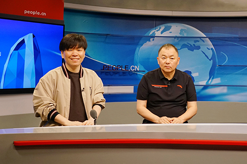 電影頻道節(jié)目中心副總編輯王平久（右）、音樂(lè)制作人常石磊（左）做客人民網(wǎng)。人民網(wǎng)記者 皇甫萬(wàn)里 攝