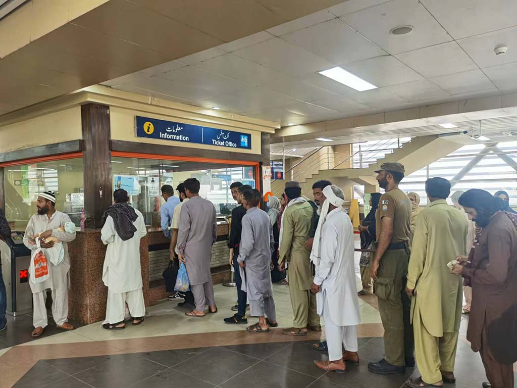 當(dāng)?shù)孛癖娫诶蠣柍染€地鐵里排隊(duì)購票。（人民網(wǎng)記者 石晶攝）