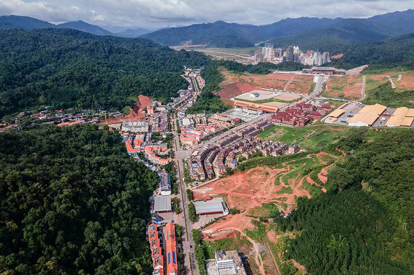 磨憨口岸俯瞰，右前方高層白色建筑群為老撾境內(nèi)。人民網(wǎng)記者 符皓攝