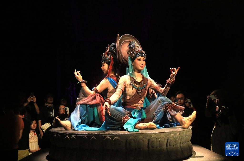 8月5日晚，游客在甘肅省敦煌市觀看大型洞窟式沉浸體驗(yàn)劇《樂動(dòng)敦煌》。 新華社發(fā)（張曉亮 攝）