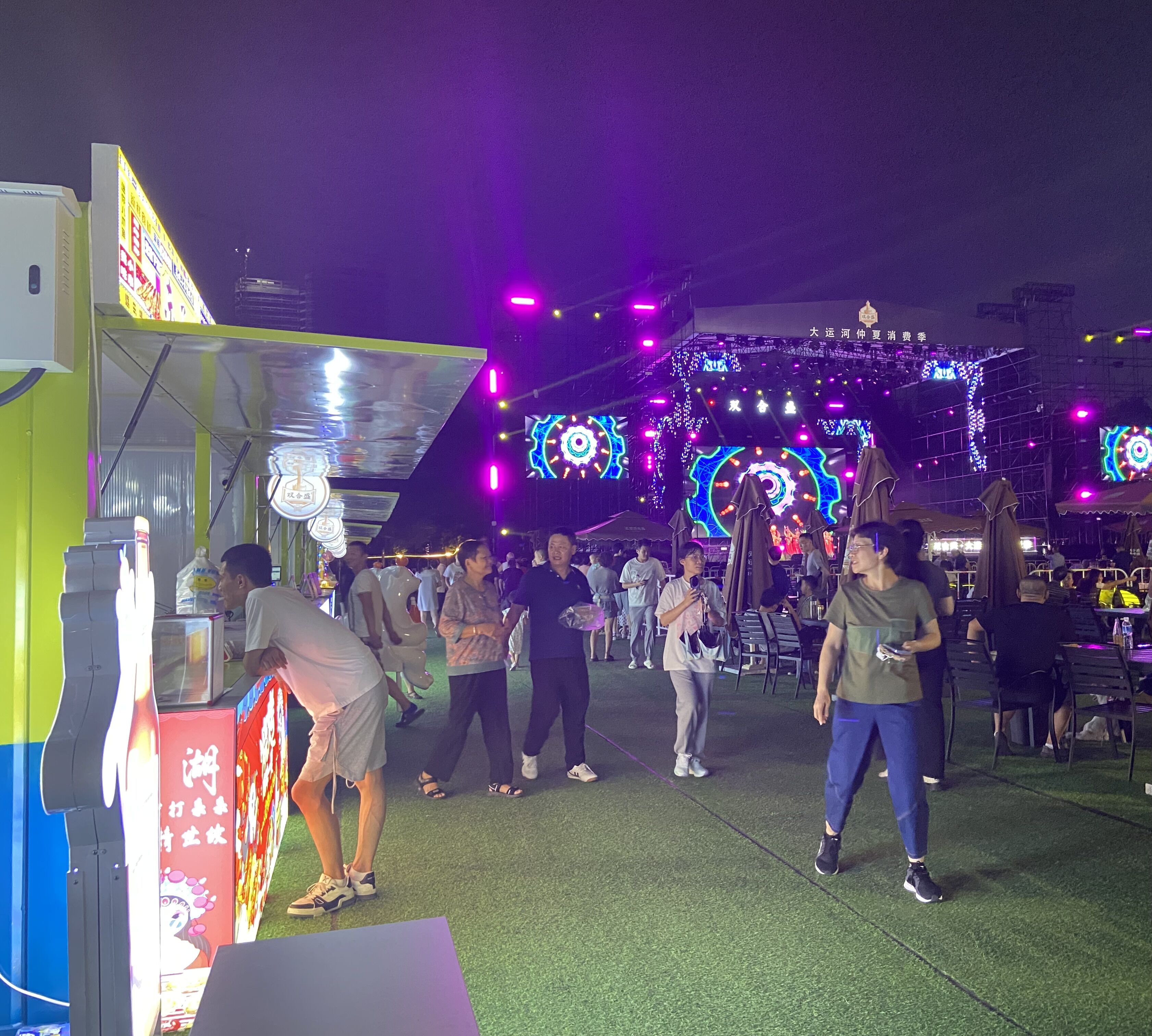 8月16日，游客在大運(yùn)河仲夏消費(fèi)季現(xiàn)場(chǎng)觀看演出、品嘗美食。人民網(wǎng) 馮春昉攝