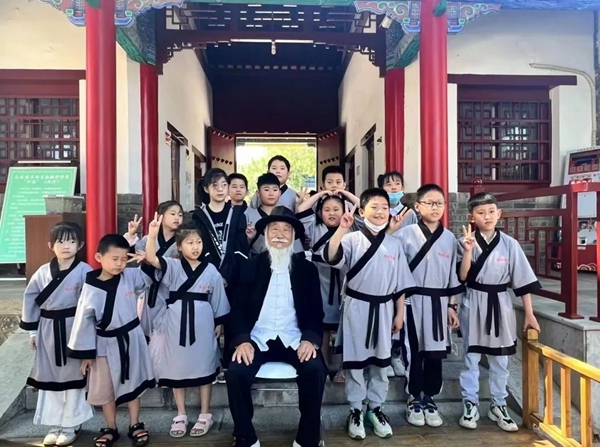 聽(tīng)孔廟歷史見(jiàn)證人——白胡子爺爺講述臨沂城過(guò)去的故事。臨沂市博物館供圖