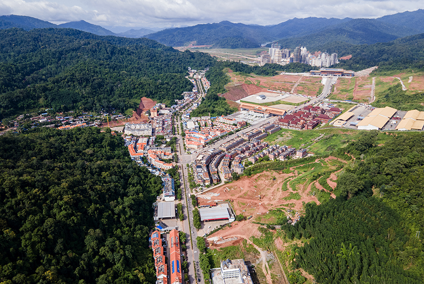 磨憨口岸俯瞰，右前方高層白色建筑群為老撾境內(nèi)。人民網(wǎng)記者 符皓攝