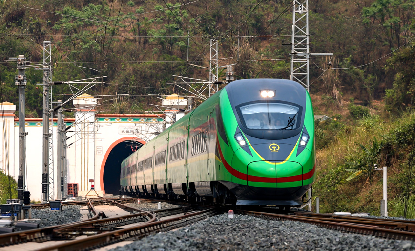 “復(fù)興號(hào)”動(dòng)車(chē)組列車(chē)駛過(guò)友誼隧道。徐章位攝