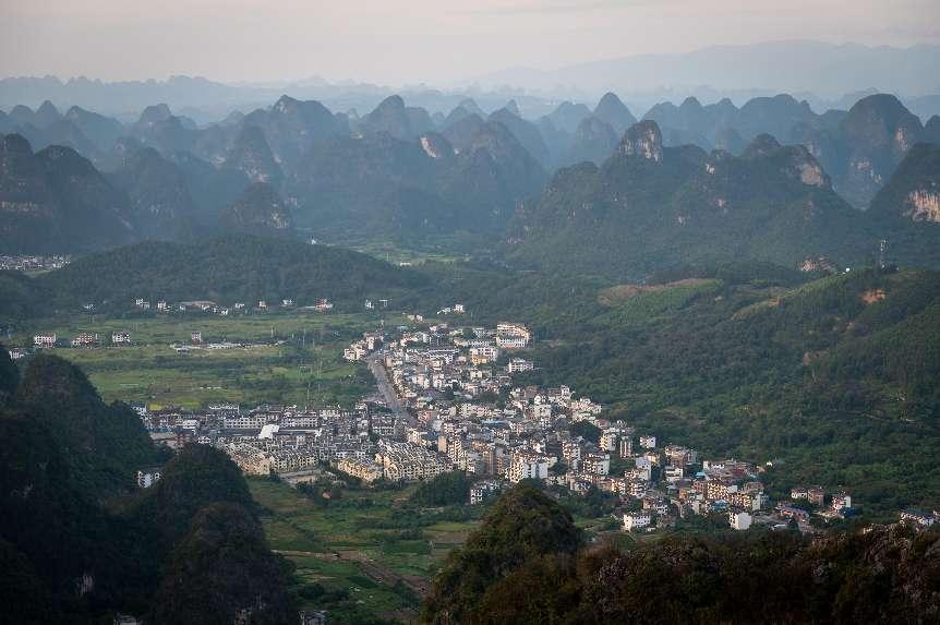 廣西層巒疊嶂，郁郁蔥蔥。 人民網(wǎng) 嚴(yán)立政攝