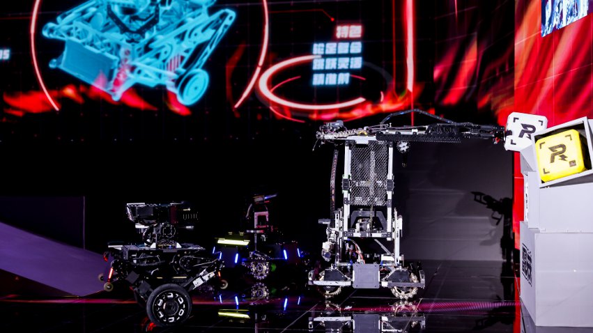 武漢工程大學(xué)大學(xué)生們帶來(lái)的機(jī)甲大師對(duì)抗比賽。主辦方供圖