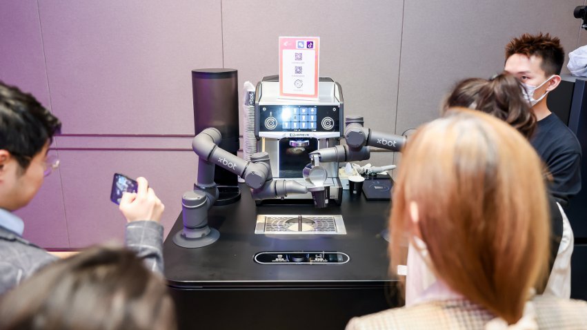 到場觀眾體驗(yàn)如影智能咖啡大師。主辦方供圖