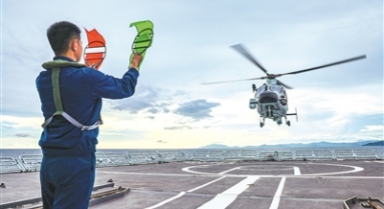 海軍某支隊開展艦機協(xié)同訓練